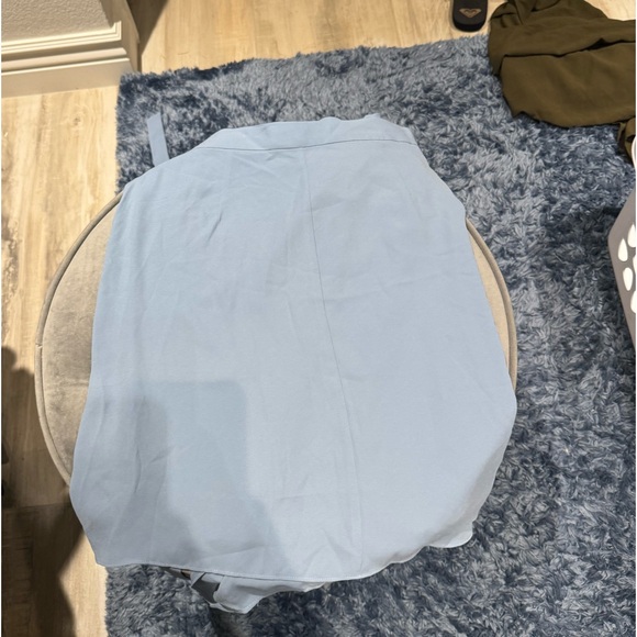 BCBGMAXAZRIA NWOT pale blue wrap skirt with tie waist size M. - Picture 5 of 6